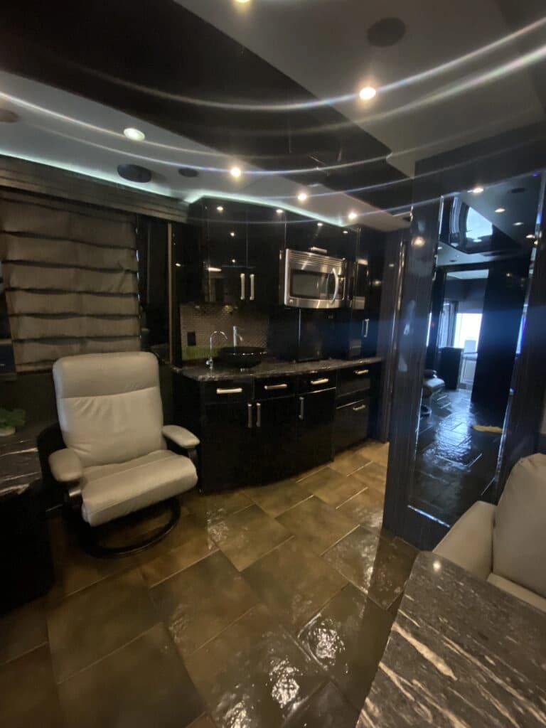 2009 Prevost XLII Entertainer Coach - Image 6