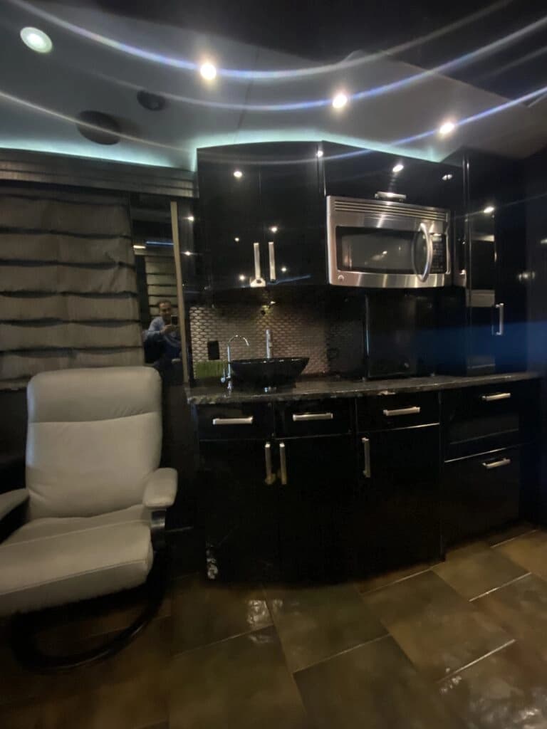 2009 Prevost XLII Entertainer Coach - Image 7