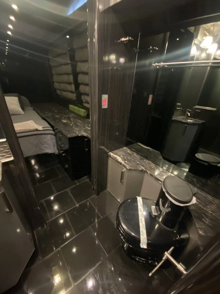 2009 Prevost XLII Entertainer Coach - Image 9