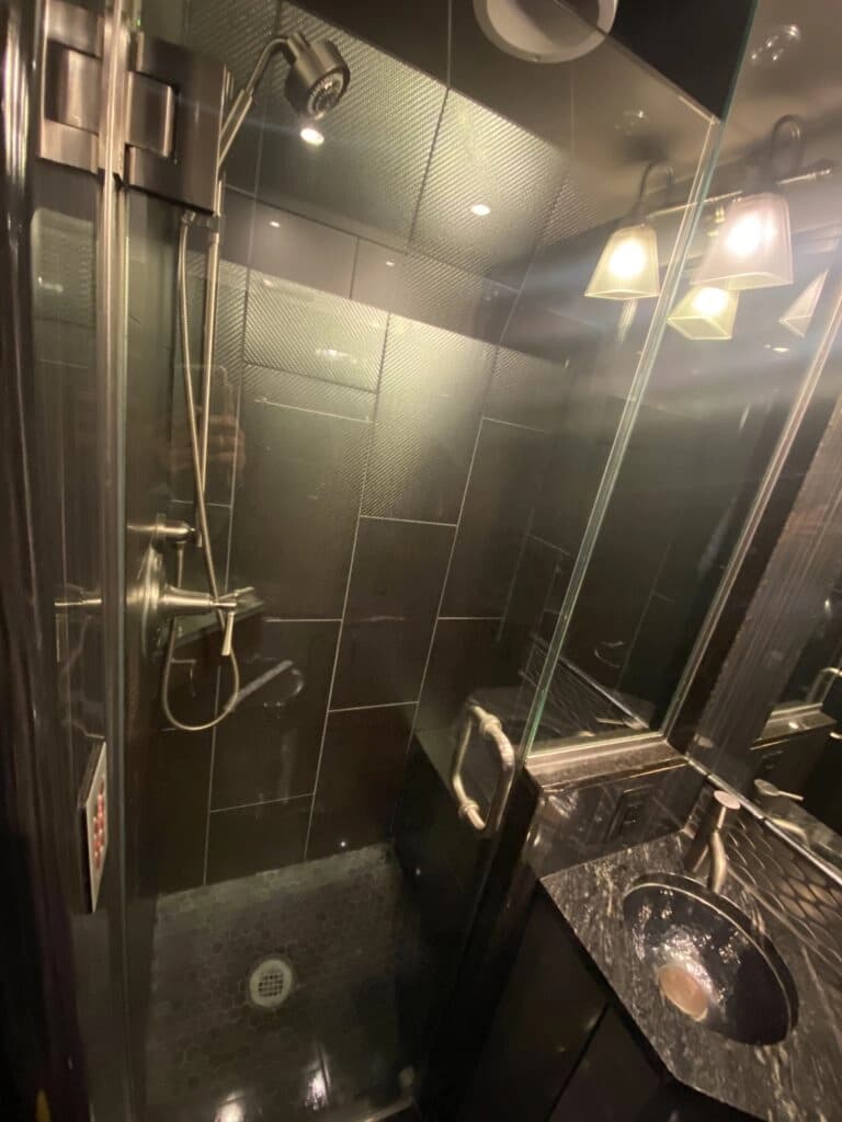 2009 Prevost XLII Entertainer Coach - Image 10