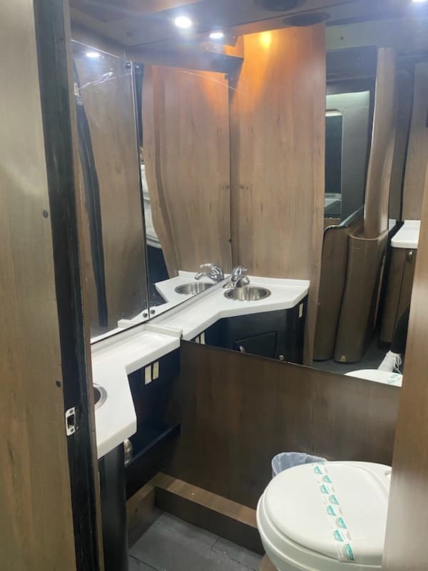 2008 MCI J4500 Entertainer Coach - Image 11
