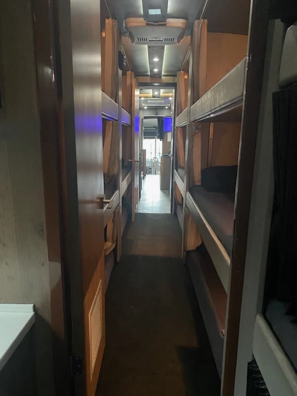 2008 MCI J4500 Entertainer Coach - Image 12