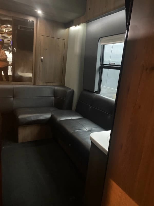 2008 MCI J4500 Entertainer Coach - Image 15