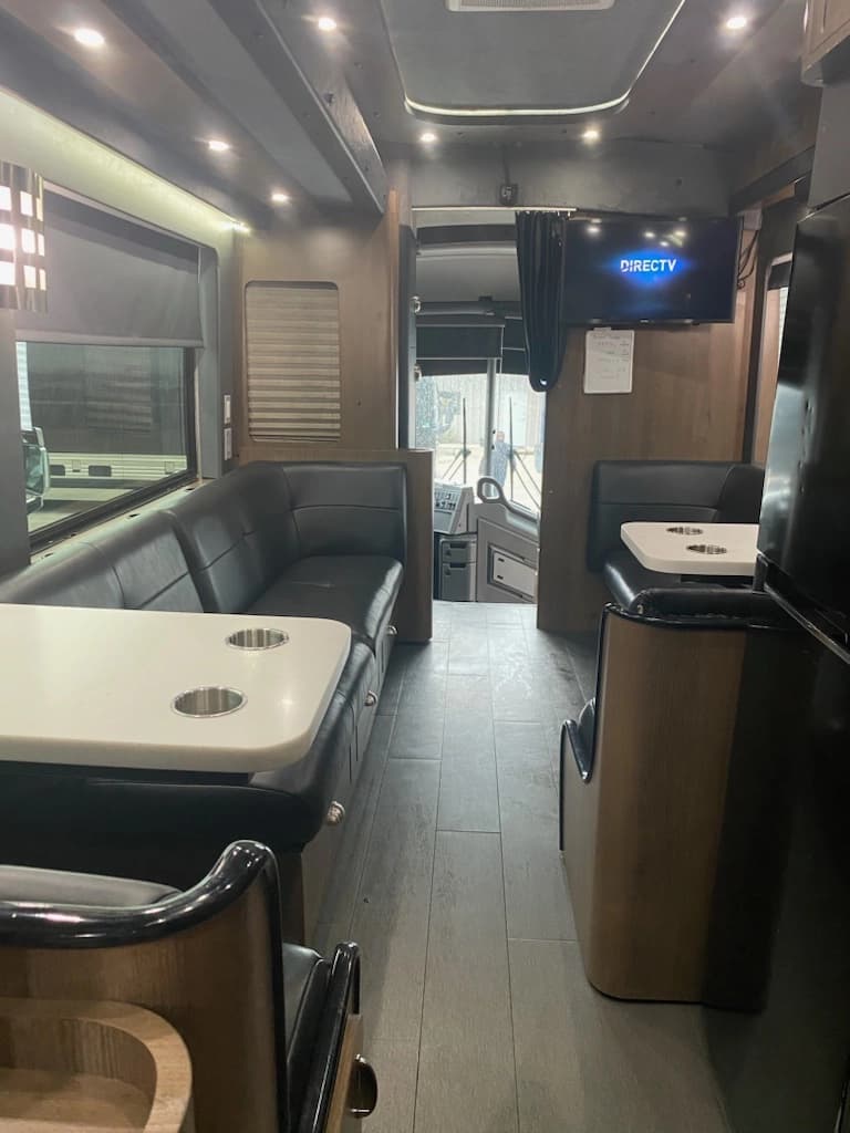 2008 MCI J4500 Entertainer Coach - Image 5