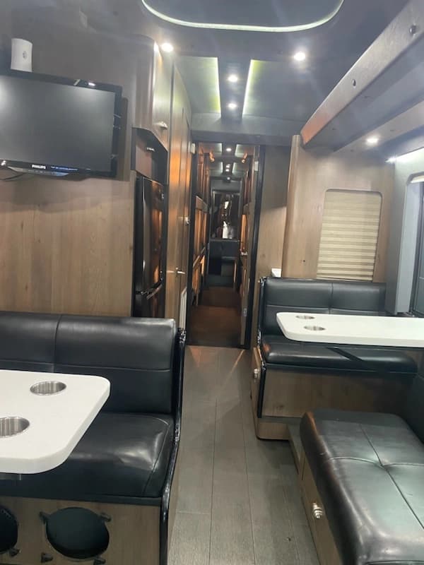 2008 MCI J4500 Entertainer Coach - Image 6