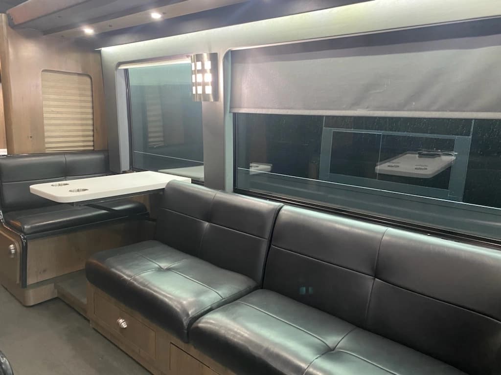 2008 MCI J4500 Entertainer Coach - Image 7