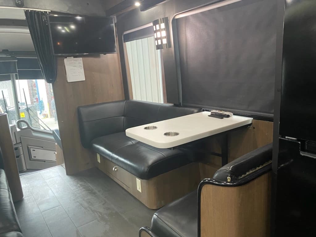 2008 MCI J4500 Entertainer Coach - Image 8