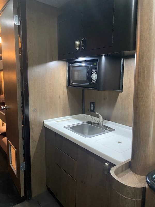 2008 MCI J4500 Entertainer Coach - Image 10