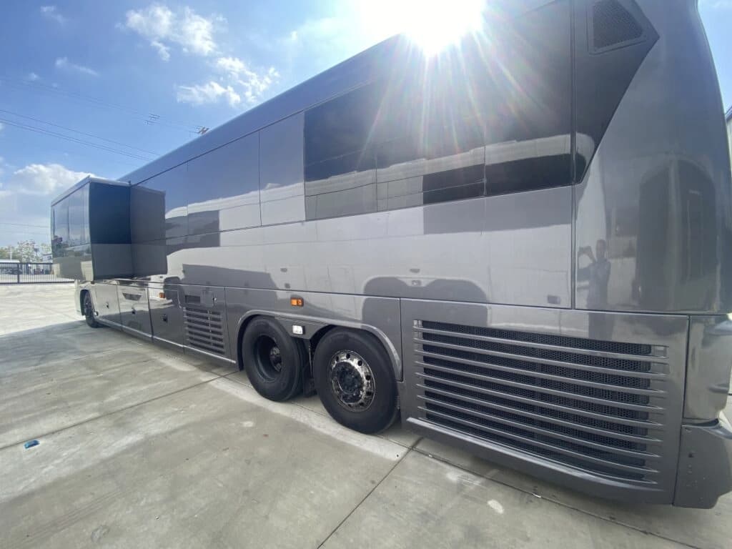 2008 MCI J4500 Entertainer Coach - Image 1