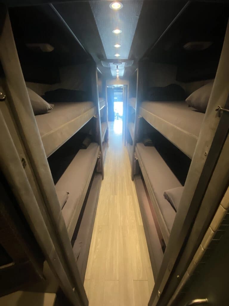 2008 MCI J4500 Entertainer Coach - Image 10