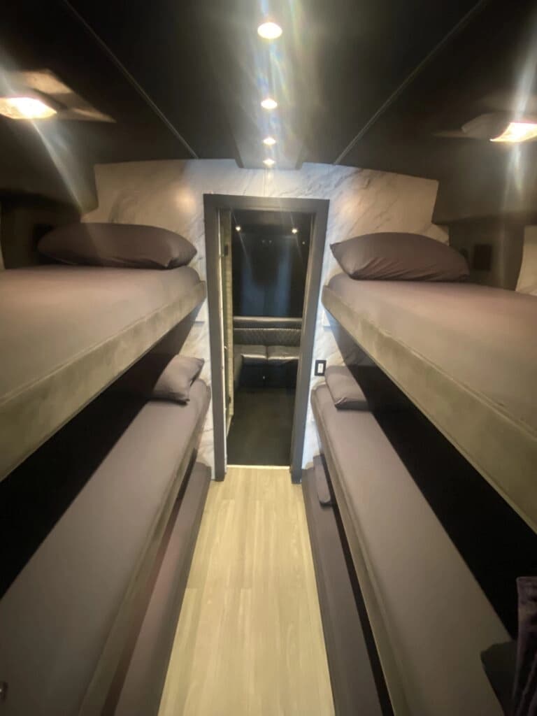 2008 MCI J4500 Entertainer Coach - Image 11