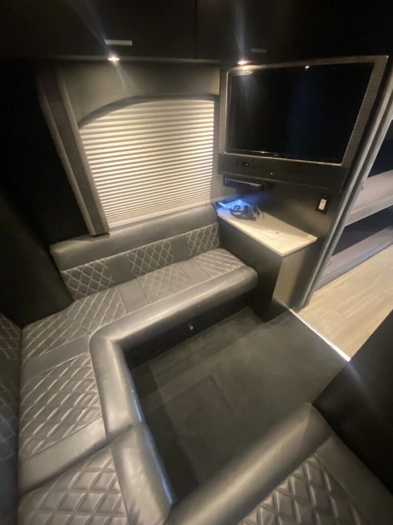 2008 MCI J4500 Entertainer Coach - Image 13