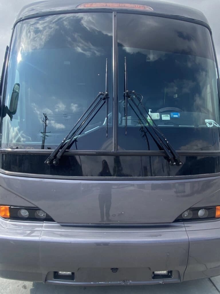2008 MCI J4500 Entertainer Coach - Image 2