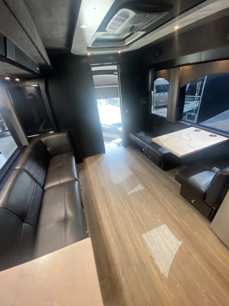 2008 MCI J4500 Entertainer Coach - Image 4