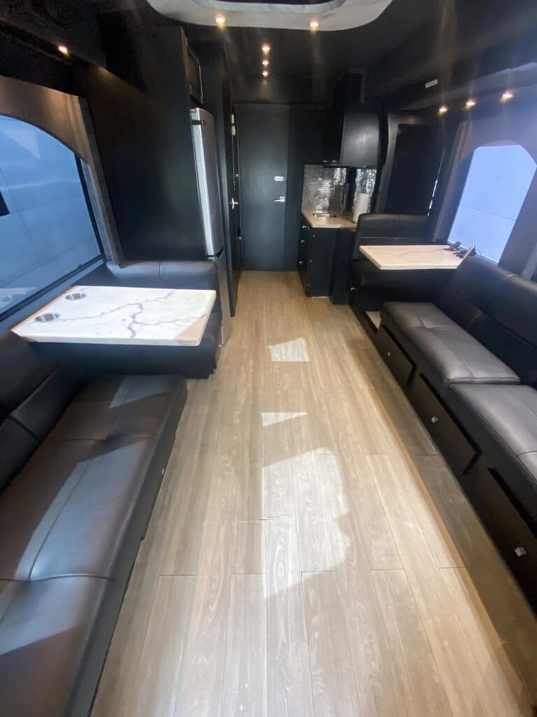 2008 MCI J4500 Entertainer Coach - Image 3
