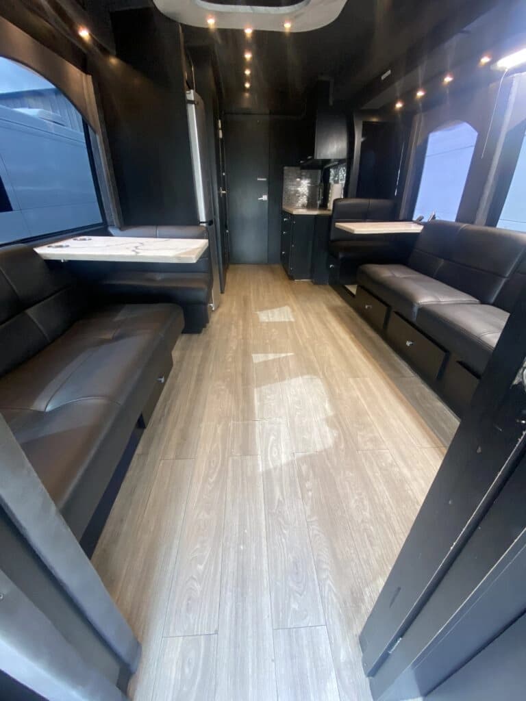 2008 MCI J4500 Entertainer Coach - Image 6
