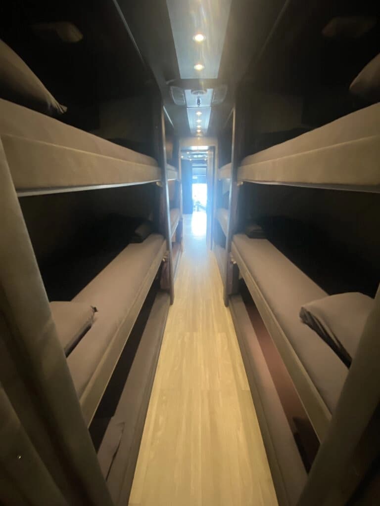 2008 MCI J4500 Entertainer Coach - Image 8