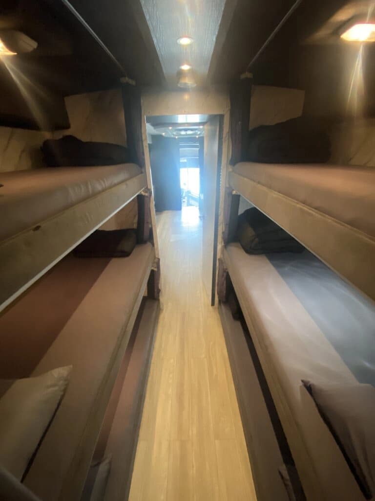 2008 MCI J4500 Entertainer Coach - Image 9