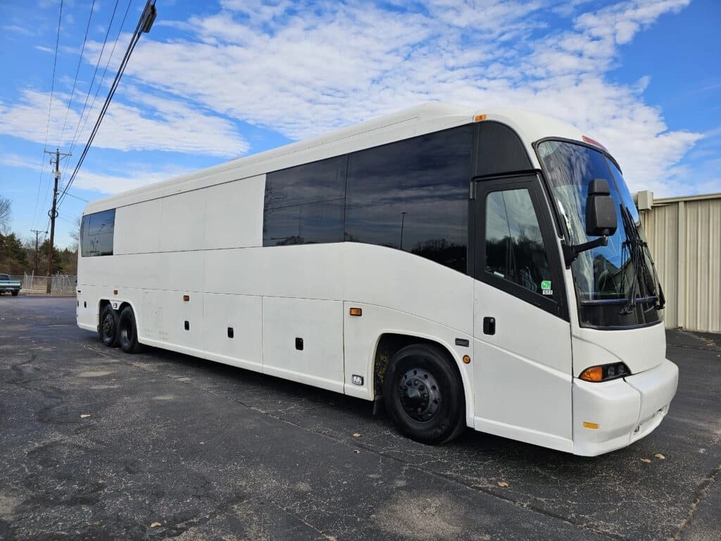 2009 MCI J4500 Entertainer Coach - Image 1