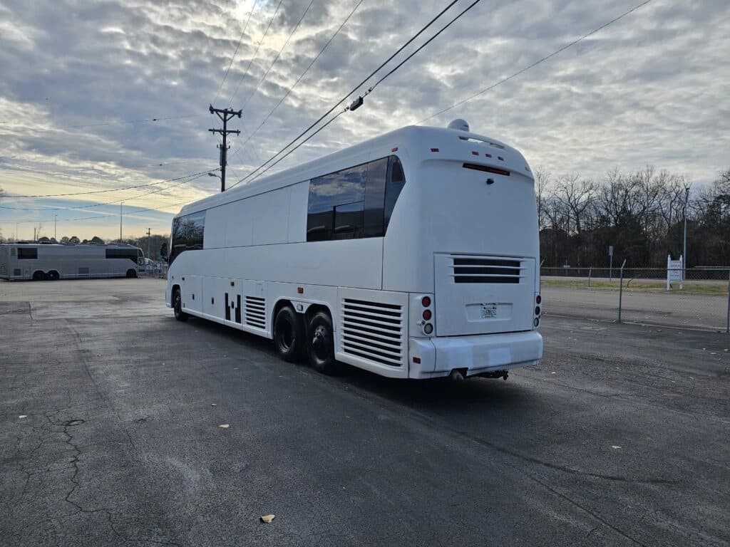2009 MCI J4500 Entertainer Coach - Image 2