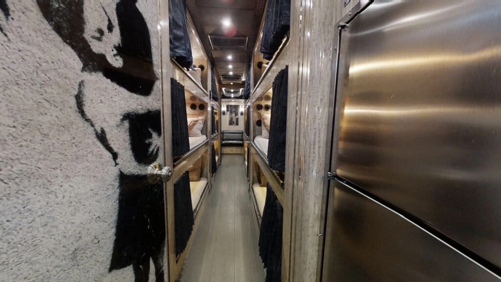 2009 MCI J4500 Entertainer Coach - Image 11