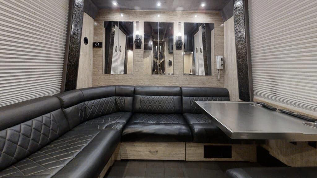 2009 MCI J4500 Entertainer Coach - Image 12