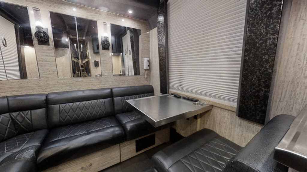 2009 MCI J4500 Entertainer Coach - Image 13