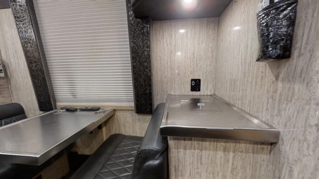 2009 MCI J4500 Entertainer Coach - Image 14