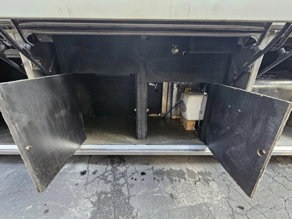 2009 MCI J4500 Entertainer Coach - Image 18