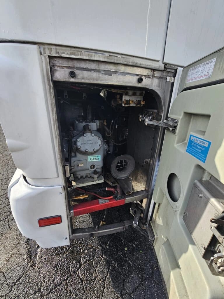 2009 MCI J4500 Entertainer Coach - Image 21