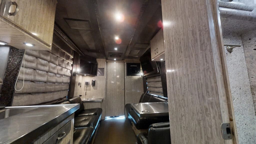 2009 MCI J4500 Entertainer Coach - Image 6
