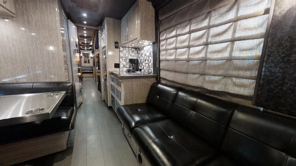 2009 MCI J4500 Entertainer Coach - Image 7