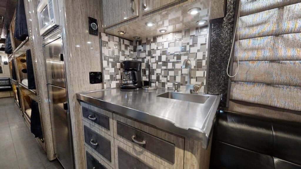 2009 MCI J4500 Entertainer Coach - Image 9
