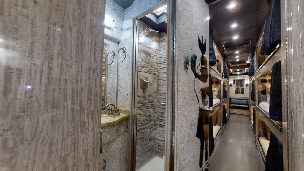 2009 MCI J4500 Entertainer Coach - Image 3