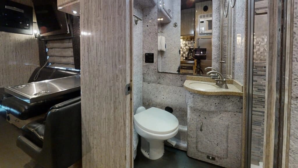 2009 MCI J4500 Entertainer Coach - Image 10