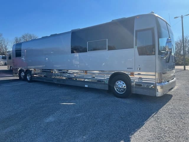 2005 Prevost XLII Entertainer Coach - Image 2