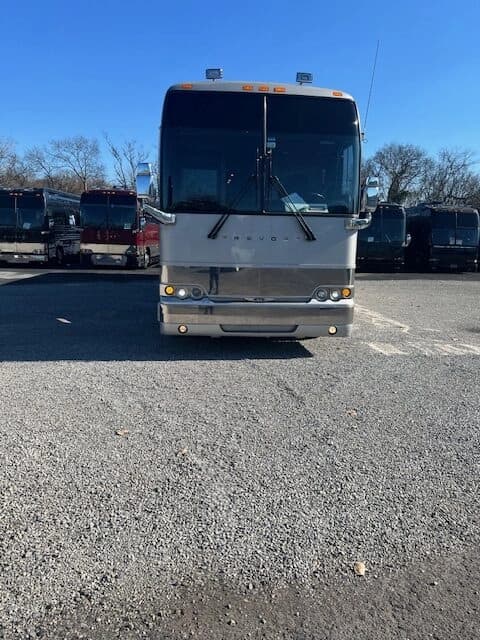 2005 Prevost XLII Entertainer Coach - Image 3