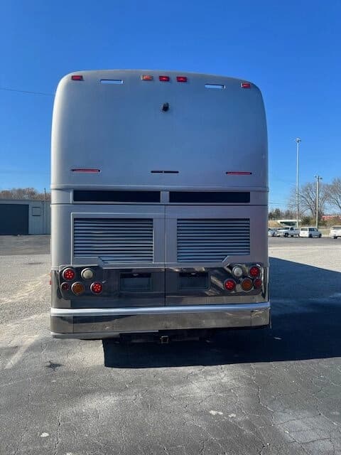 2005 Prevost XLII Entertainer Coach - Image 4