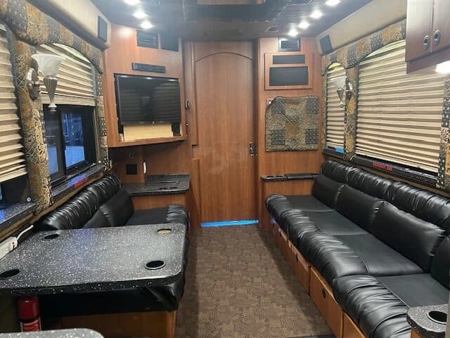 2005 Prevost XLII Entertainer Coach - Image 5