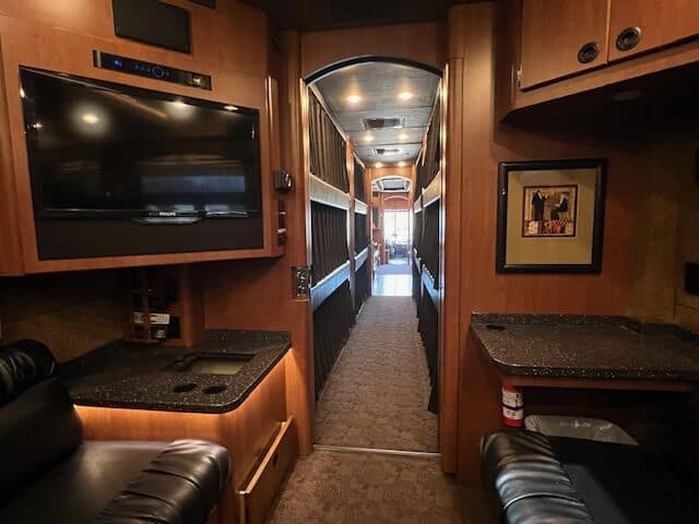 2005 Prevost XLII Entertainer Coach - Image 9