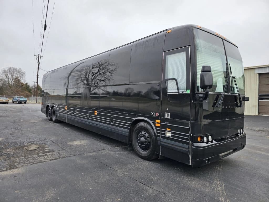2014 Prevost X3-45 Entertainer Coach - Image 1