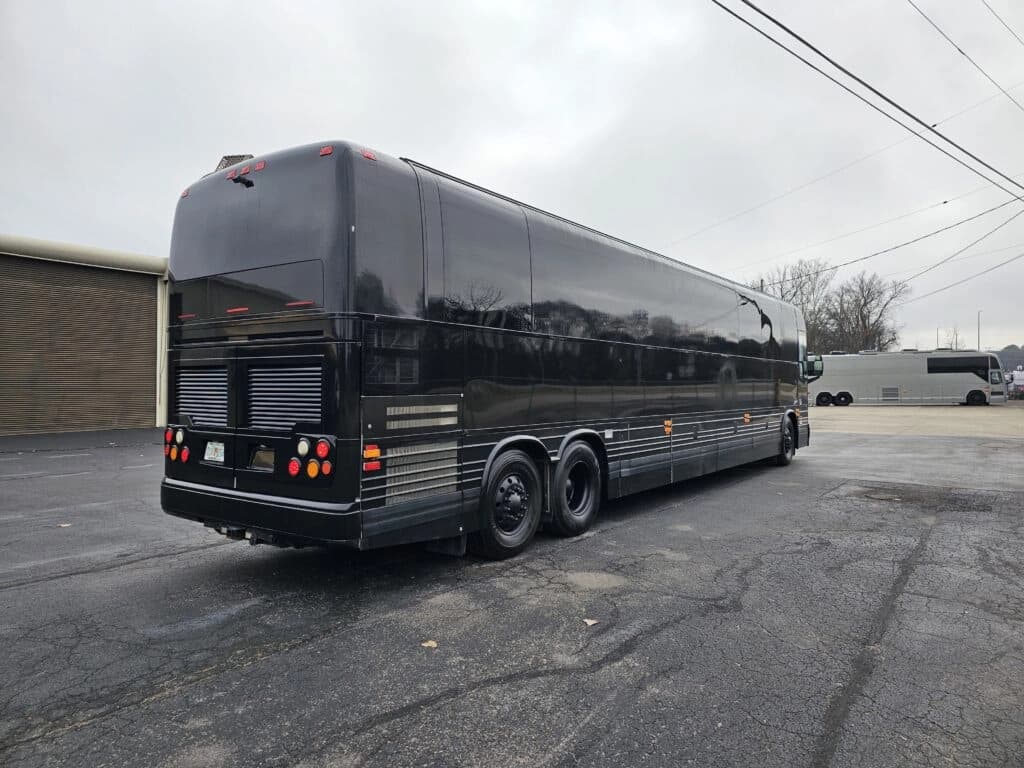 2014 Prevost X3-45 Entertainer Coach - Image 2