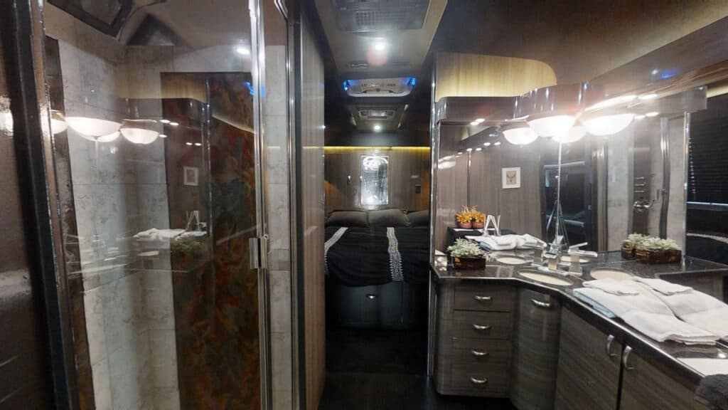 2014 Prevost X3-45 Entertainer Coach - Image 12