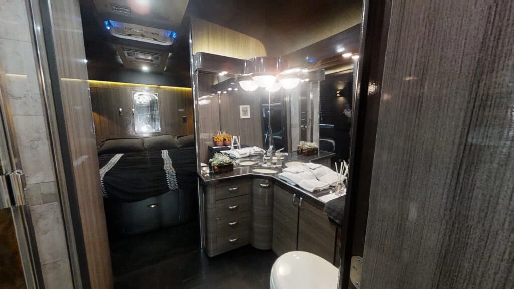 2014 Prevost X3-45 Entertainer Coach - Image 13