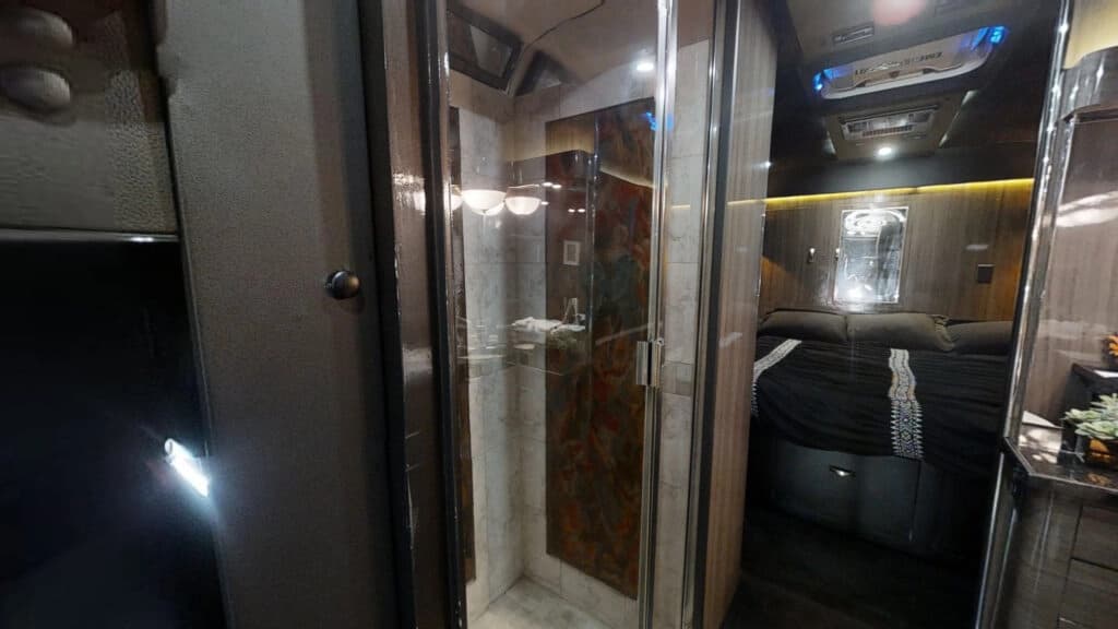2014 Prevost X3-45 Entertainer Coach - Image 14