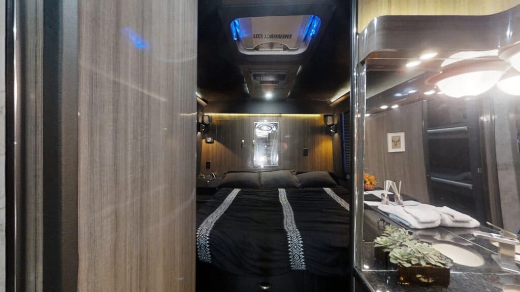 2014 Prevost X3-45 Entertainer Coach - Image 15