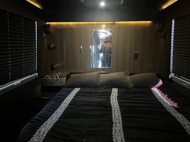 2014 Prevost X3-45 Entertainer Coach - Image 16