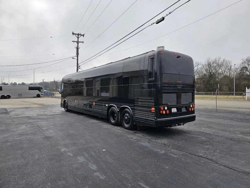 2014 Prevost X3-45 Entertainer Coach - Image 4