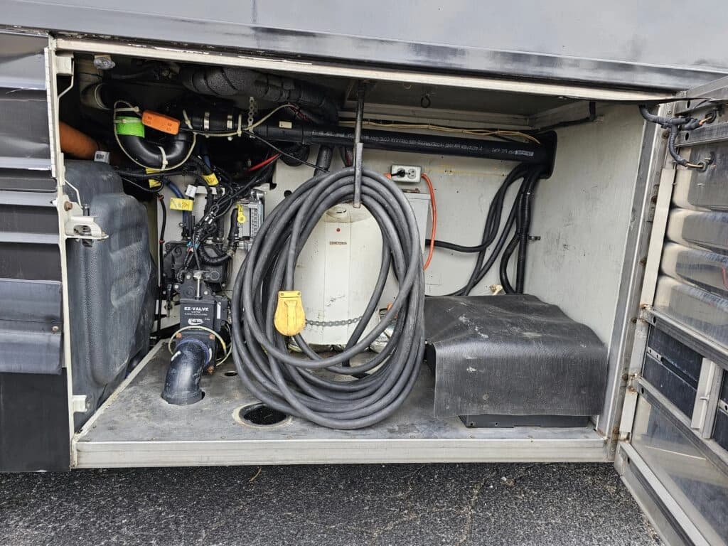2014 Prevost X3-45 Entertainer Coach - Image 24
