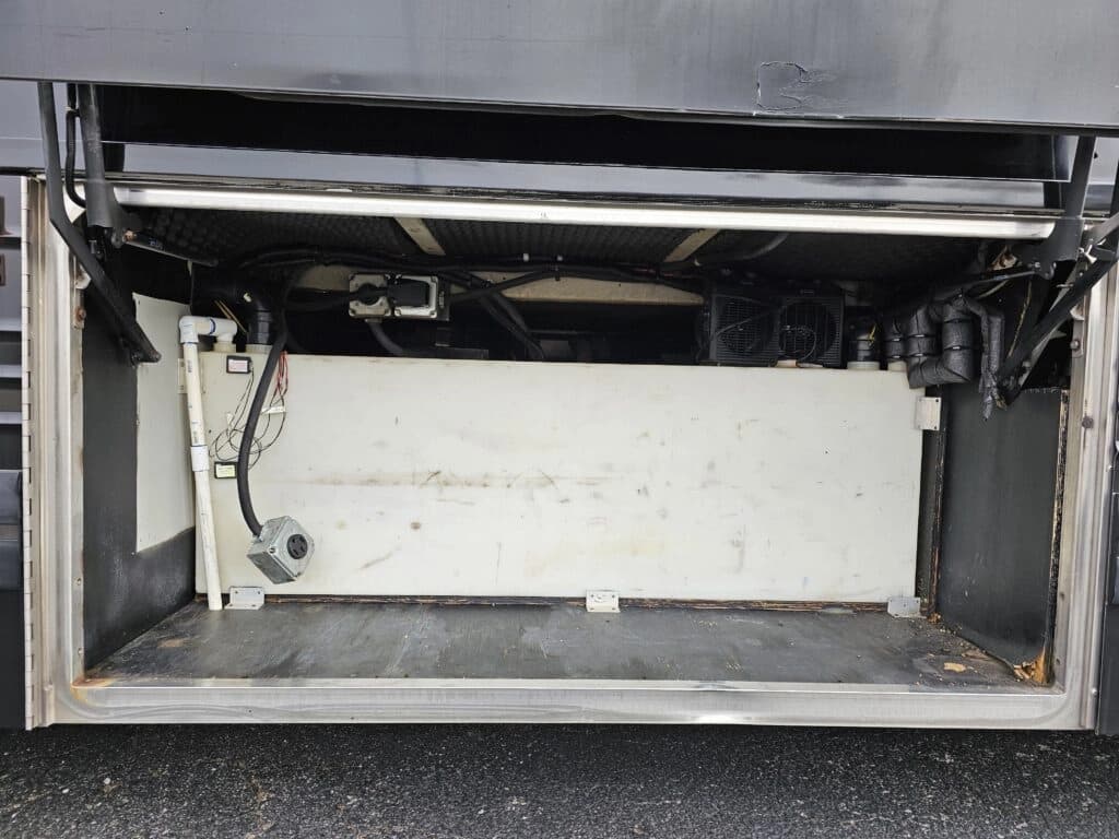 2014 Prevost X3-45 Entertainer Coach - Image 25